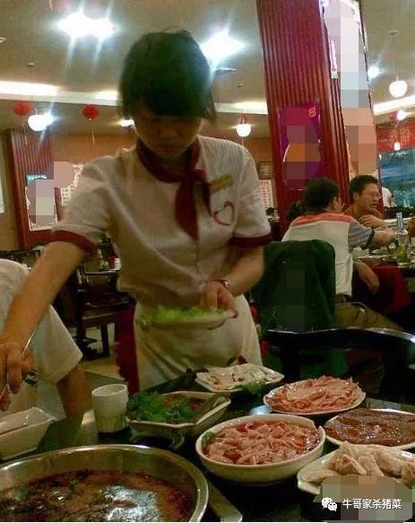 火锅服务中的锅底搅拌艺术 热情周到还是打扰用餐？